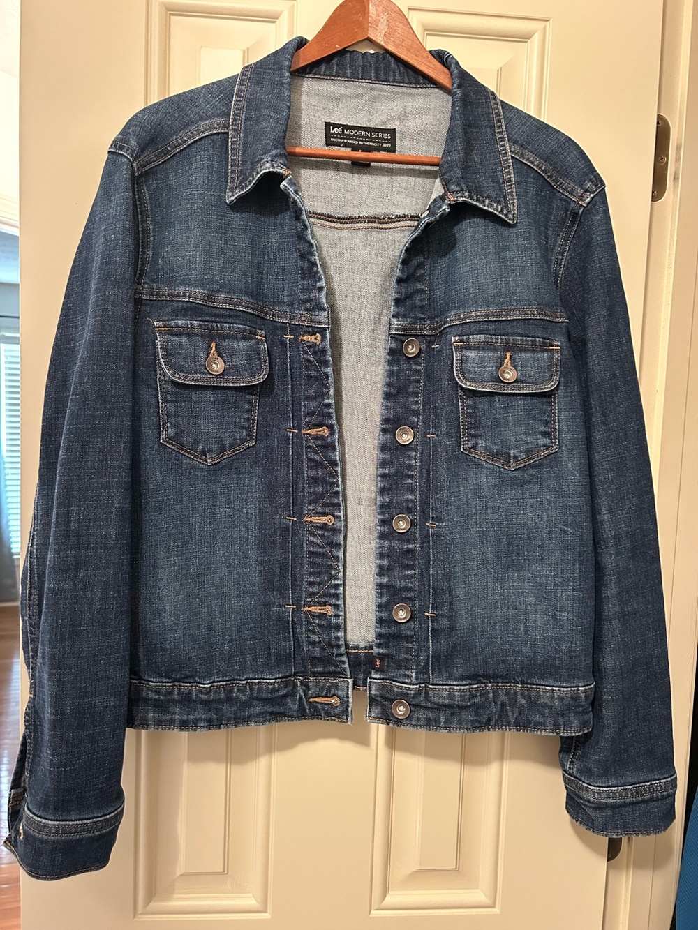 Lee Women's Denim Jacket in Distressed Blue Wash - Stretch - L large
